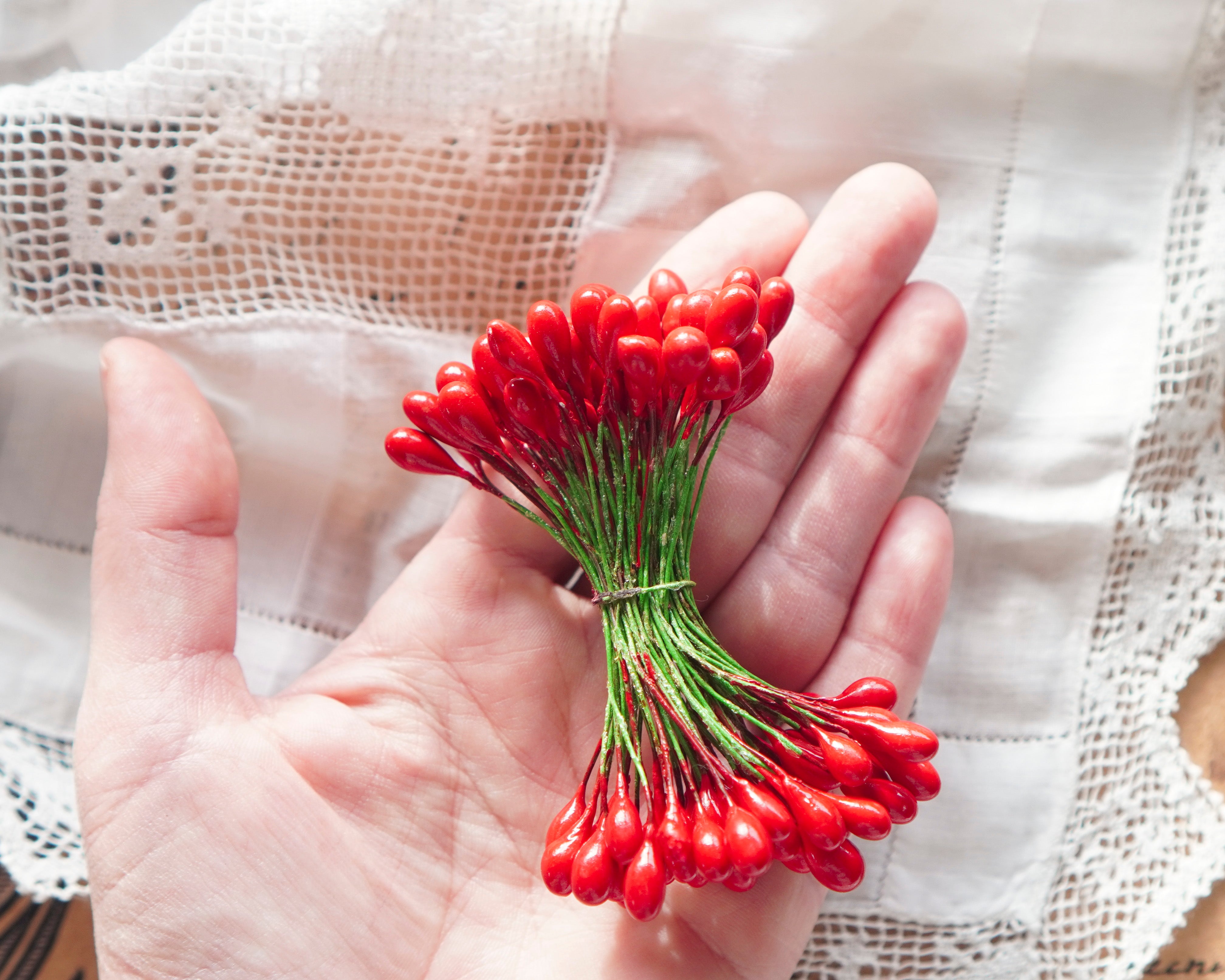 Medium Holly Berry Stamens, 50 Pcs.