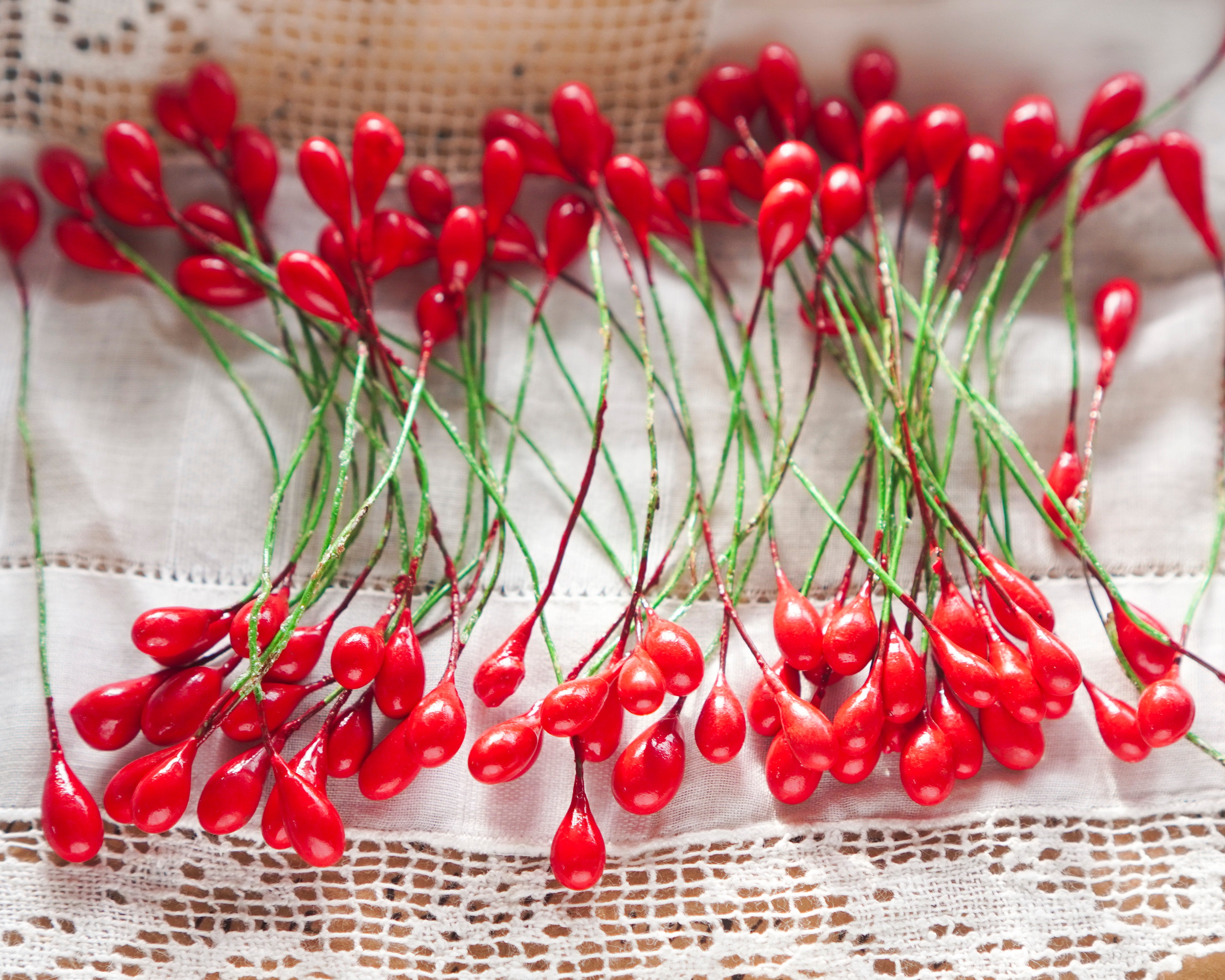 Medium Holly Berry Stamens, 50 Pcs.